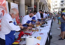 La Plaza Mayor de Guijuelo acogió la presencia de los cuarenta cortadores de jamón