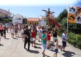 Momento de la procesión con la imagen del Cristo, que regresaba desde la iglesia a la ermita