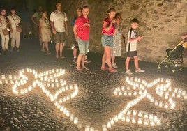 Visitantes recorriendo las calles de Ledesma en la «Noche en Vela».