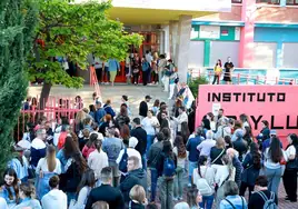 Opositores a las puertas del instituto Fray Luis de León el pasado mayo.