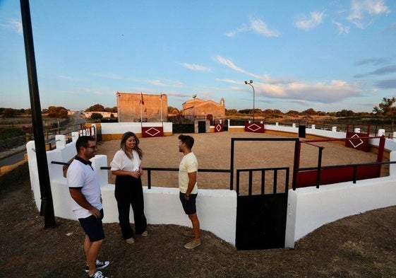 El equipo de Gobierno visita el reformado coso taurino.