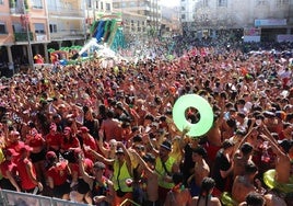 La Plaza Mayor de Guijuelo, llena durante el chupinazo