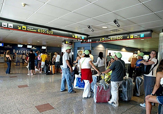 Viajeros en el aeropuerto de Barajas.