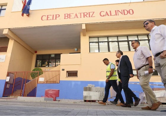 El concejal de Fomento (tercero por la derecha), Fernando Carabias, durante la visita a las obras de la calle Transportistas en la mañana de este miércoles.