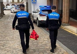 Dos agentes de la Policía Local de Peñaranda, tras incautar un cuchillo en otra ocasión en la localidad.