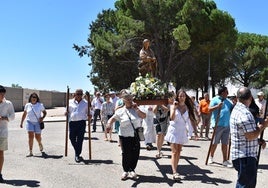 Vecinos de Nuevo Naharros durante la procesión.