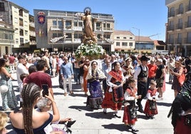 Imagen de la esbelta talla de la Virgen de la Asunción de regreso a la iglesia tras la ofrenda floral en la Plaza Mayor