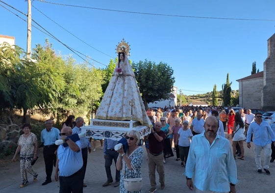 Los fieles llevaban a la Virgen hasta la ermita