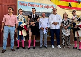 La expresidenta de la Comunidad de Madrid posa con los toreros.