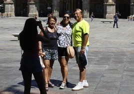 Visitantes se toman una foto frente al Ayuntamiento de Salamanca.