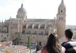 Una pareja observa la Catedral.