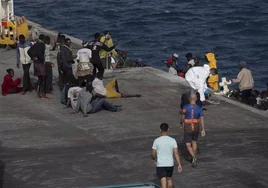 Migrantes desembarcan de un cayuco a su llegada al puerto de La Restinga.