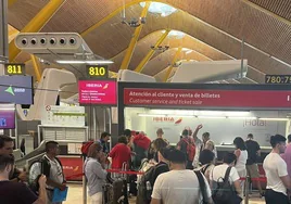 Cola de los salmantinos afectados, tratando de reclamar en Barajas.