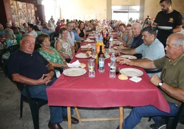 Una de las mesas de mayores que participaron en la comida de Aldeanueva de Figueroa.