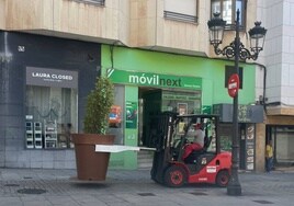 Un operario transporta uno de los macetones en la calle San Mateo.