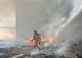 Bomberos sofocando el incendio.