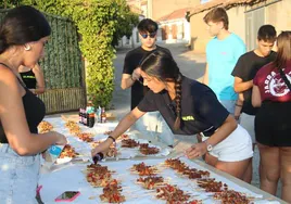 Una de las peñas preparando el pincho inspirado en China