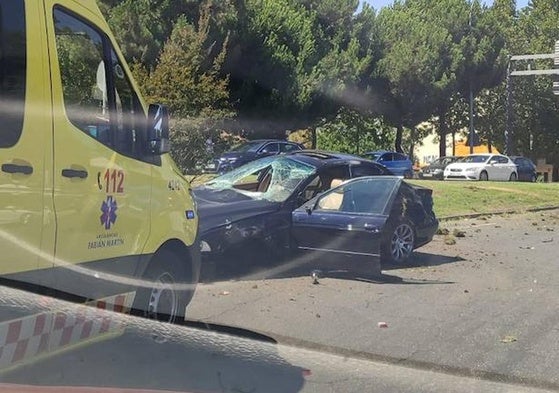 Imagen del vehículo accidentado en la glorieta Vettones y Vacceos.