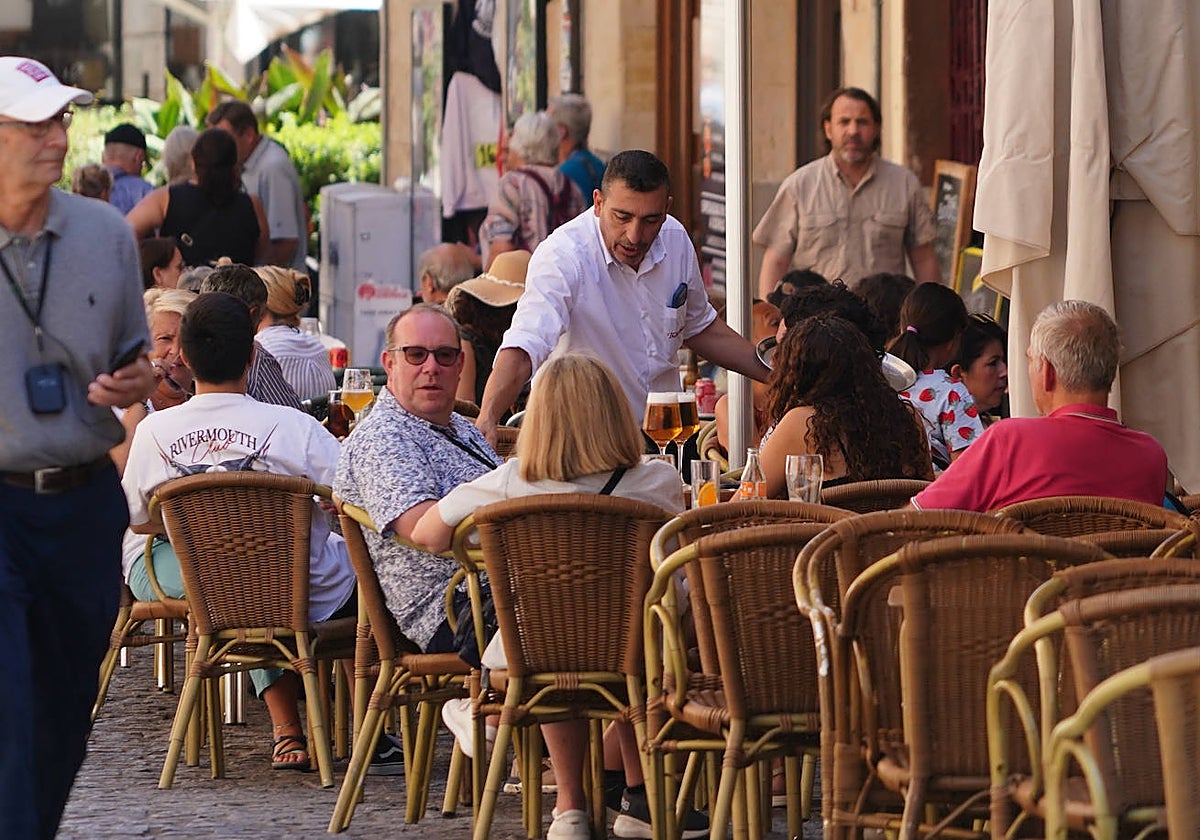 Gente en una terraza en el centro de Salamanca.
