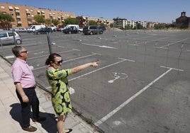 María Francisca García y Conrado García, vecinos del barrio de Prosperidad, frente a la parcela en la que se construirá el futuro centro de salud.