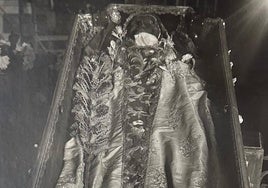 Estado del sepulcro y cuerpo de Santa Teresa de Jesús en 1914.