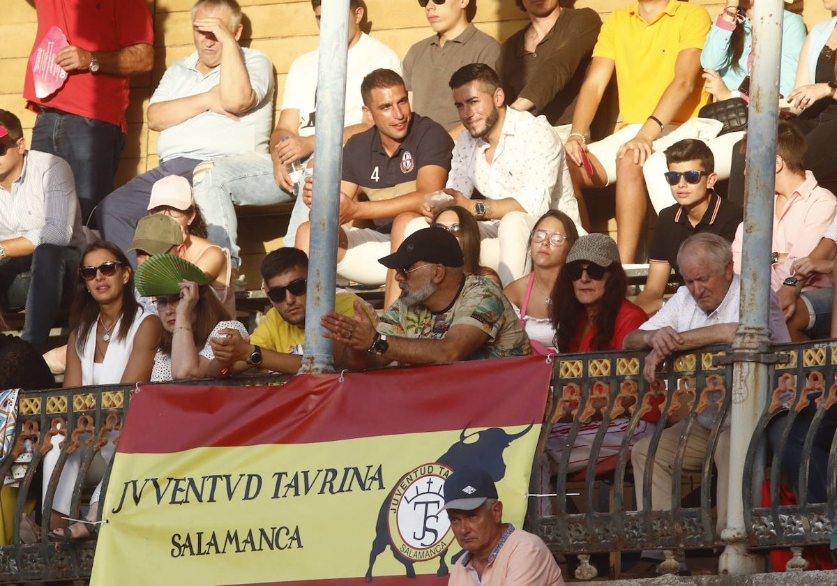 Pancarta de Juventud taurina de Salamanca en la grada de La Glorieta.