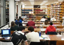 Jóvenes estudian en una biblioteca.