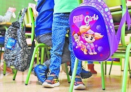 Mochilas en un aula escolar.