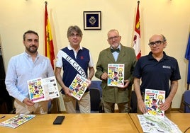 El concejal de Festejos, Javier Hernández, el alcalde de Béjar, Luis Francisco Martín, el presidente de la Cámara de Comercio, Ventura Velasco y el coordinador de la revista, Oscar Rivadeneyra, esta mañana en la presentación.