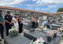 El concejal de Igualdad deposita un ramo de flores sobre la tumba de Charo Martín en el primer aniversario de su muerte a manos de su expareja