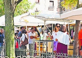 Público en las barras que se abrieron en la anterior edición de la Feria de Día en Los Bandos.