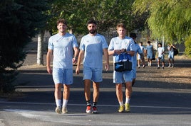 Antonio Amaro, Diego Benito y Carlos Cristeto, llegando ayer al anexo para realizar el entrenamiento.