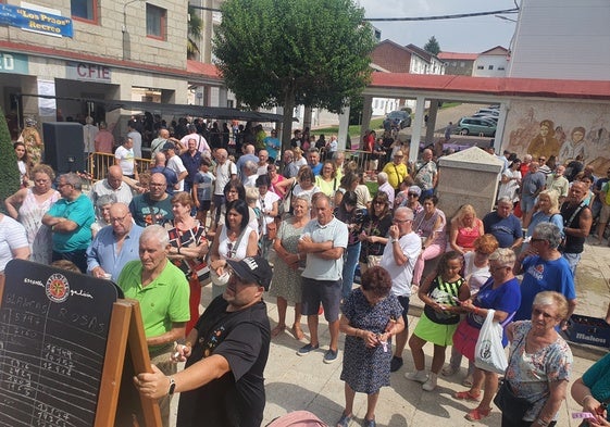 Imagen del público presente esta mañana de sábado en la plaza de Primero de Mayo de Béjar