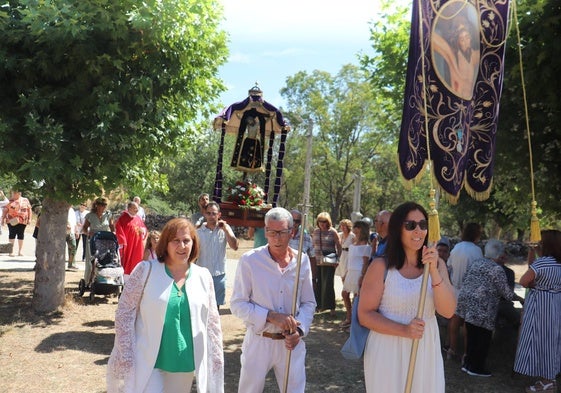 Los mayordomos abrían la procesión