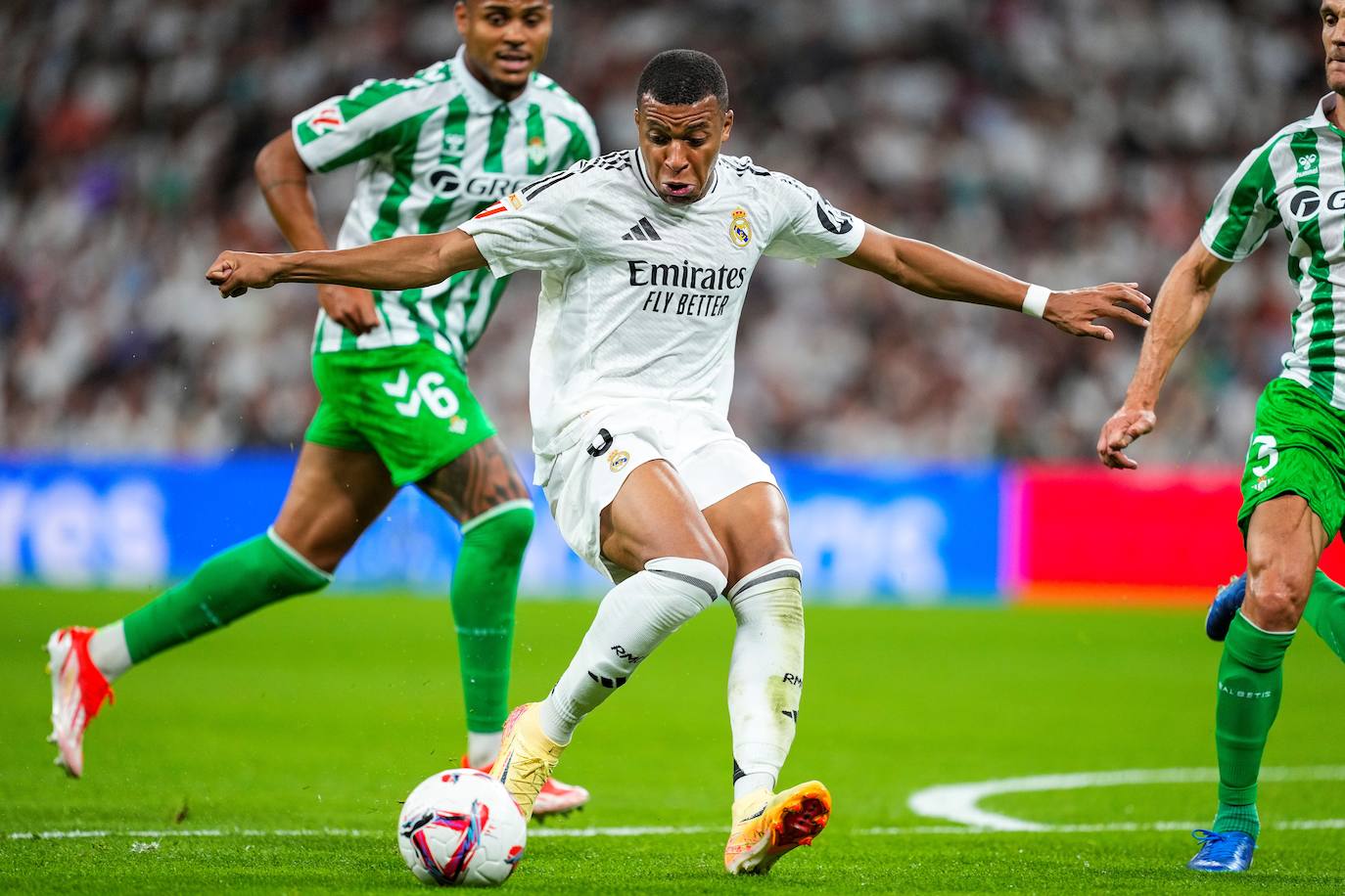El Madrid se impone al Betis con dos goles de Mbappé (2-0) | La Gaceta ...