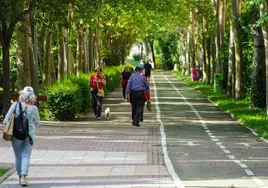 Algunos salmantinos pasean por un parque de la capital.