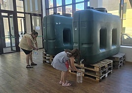 Dos vecinas de un municipio de Salamanca recargan garrafas de agua por problemas en el agua potable.