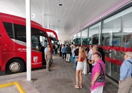 Imagen de público esperando coger los autobuses para subir a El Castañar en 2023.