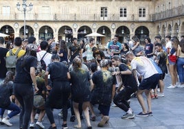 Novatadas realizadas en la Plaza Mayor.