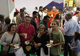 Un grupo de personas disfrutando del recinto ferial.