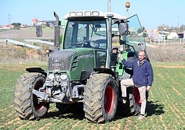 El coordinador general de UCCL, Jesús Manuel González Palacín, en el campo.