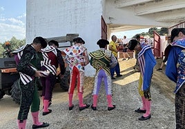 Alumnos de laEscuela taurina y cuadrillas a punto de hacer el paseíllo en un festejo de la Escuela taurina celebrado en Saucelle el pasado mes de agosto.