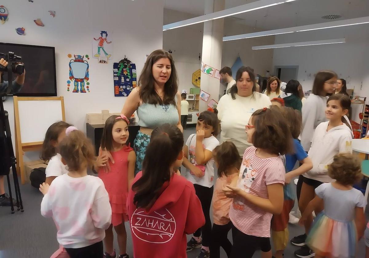 Miryam Rodríguez junto a los pequeños en la ludoteca de Trujillo.