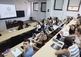 Alumnos de Medicina, en su primer día.