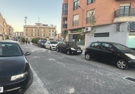 La céntrica calle Salamanca de Carbajosa de la Sagrada con su nueva imagen.