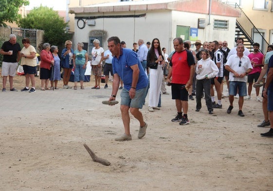 Uno de los participantes se dispone a lanzar el marro