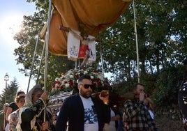 Los mozos cargando la imagen del Cristo camino de la iglesia