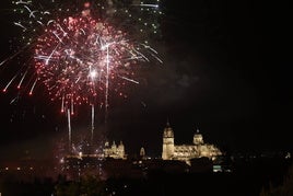 Fuegos artificales en las inmediaciones del Puente Romano el pasado año