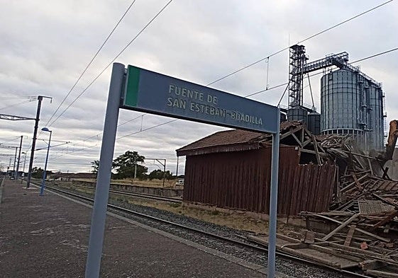 Una maquina derribando el muelle