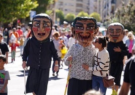 Cabezudos marchan por Salamanca